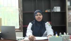 Keterangan Foto: Sekretaris Desa Tondoh, Andinul Ermiati, S.AP, saat memberikan keterangan terkait perkembangan administrasi, pelayanan publik, dan kemajuan pembangunan Kampung Tondoh.