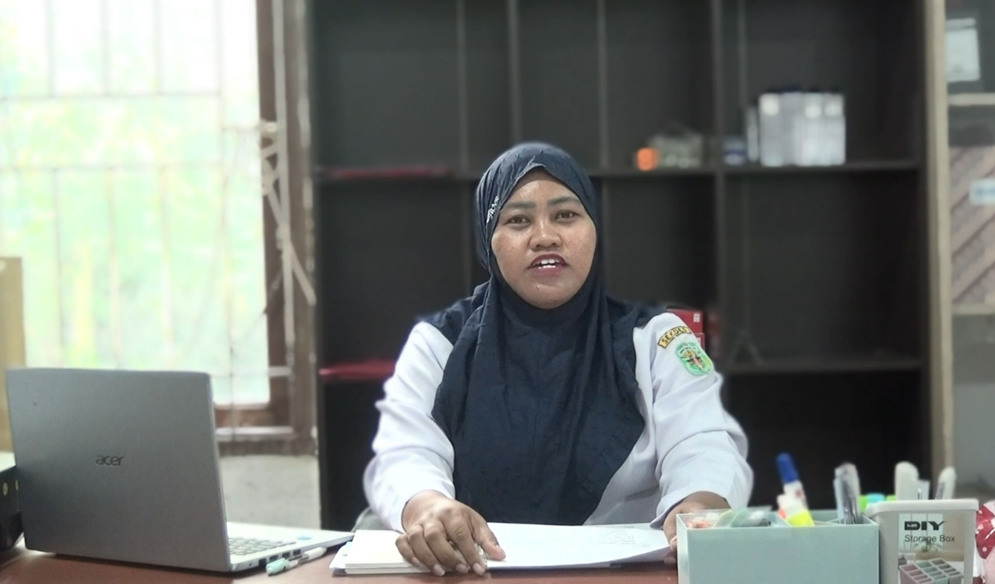 Keterangan Foto: Sekretaris Desa Tondoh, Andinul Ermiati, S.AP, saat memberikan keterangan terkait perkembangan administrasi, pelayanan publik, dan kemajuan pembangunan Kampung Tondoh.