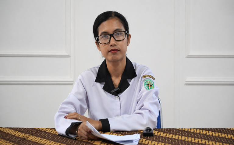 Keterangan Foto: Ketua TP PKK Kampung Tondoh, Monica Lusi, saat memberikan pemaparan mengenai peran perempuan dan program pemberdayaan keluarga di Kampung Tondoh.