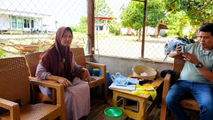 Keterangan Foto: Junma, pemilik usaha ayam potong di Kampung Tondoh, saat diwawancarai pada Rabu, 15 April 2026 terkait usaha yang telah dijalankannya sejak tahun 2005.