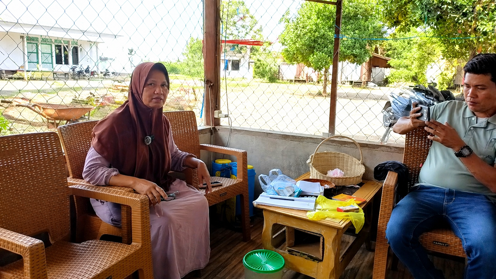 Keterangan Foto: Junma, pemilik usaha ayam potong di Kampung Tondoh, saat diwawancarai pada Rabu, 15 April 2026 terkait usaha yang telah dijalankannya sejak tahun 2005.