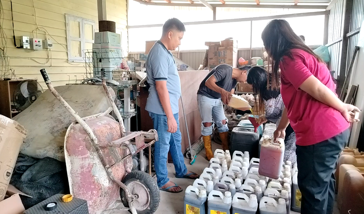Keterangan Foto: Aktivitas pengumpulan minyak jelantah oleh warga Kampung Tondoh sebagai bagian dari program BUMKa Tondoh Bersatu.