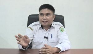 Keterangan Foto: Rendi Saputra, S.Pd., Petinggi Kampung Tondoh, Kecamatan Mook Manaar Bulatn, Kabupaten Kutai Barat, saat menyampaikan paparan kondisi dan visi pembangunan kampung.