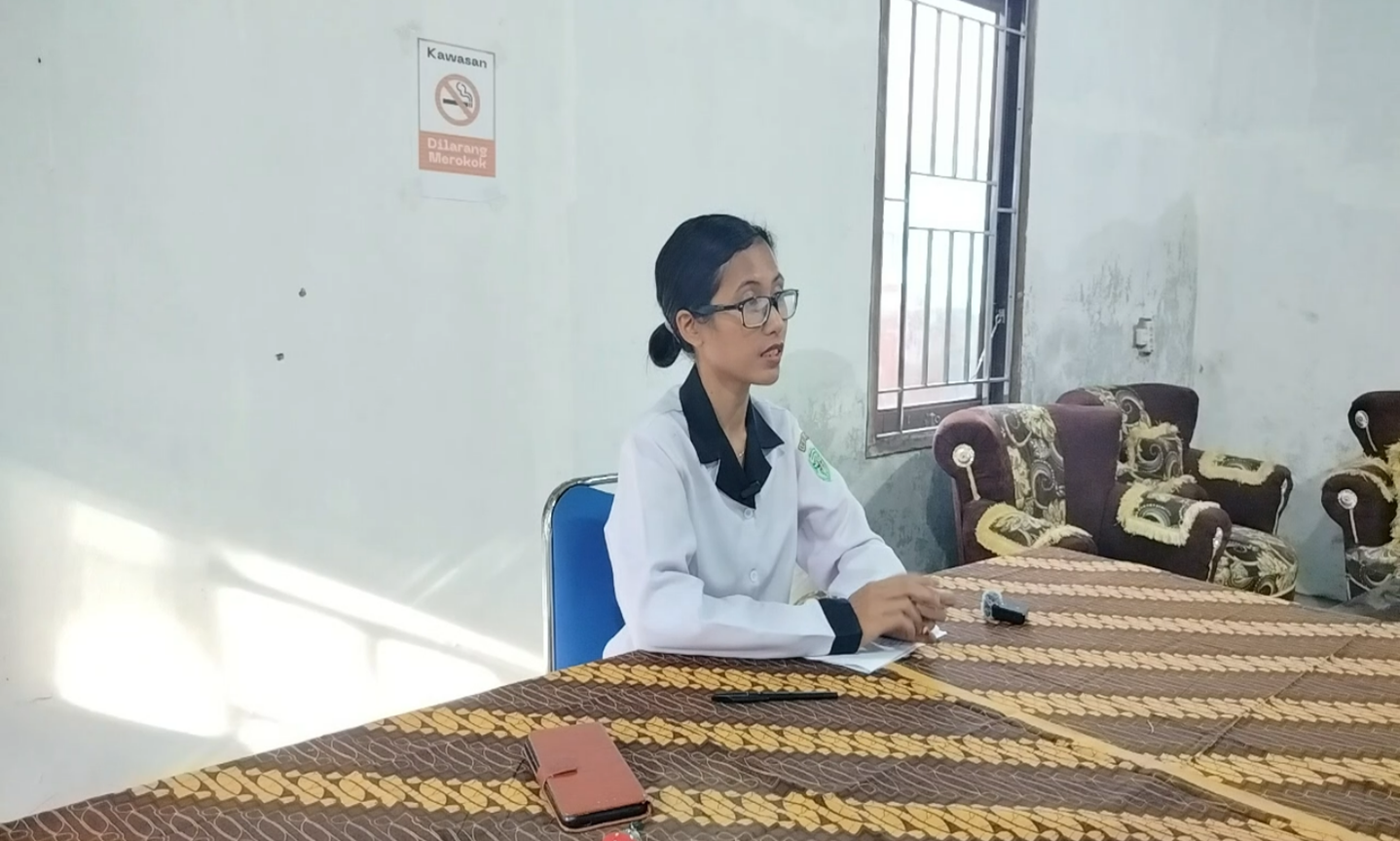 Keterangan Foto: Kepala Sekolah Monica Lusi di ruang kelas sederhana Kampung Tondoh.