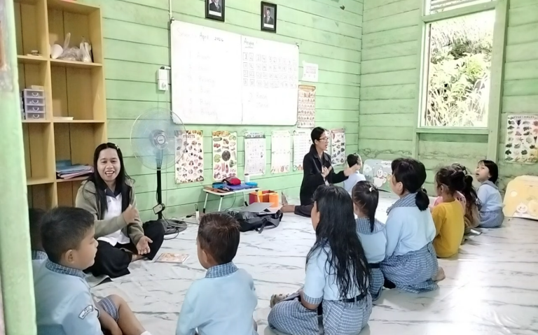 Keterangan Foto: Aktivitas belajar mengajar anak-anak TK Pelita Nusantara bersama Kepala Sekolah Monica Lusi di ruang kelas sederhana Kampung Tondoh.