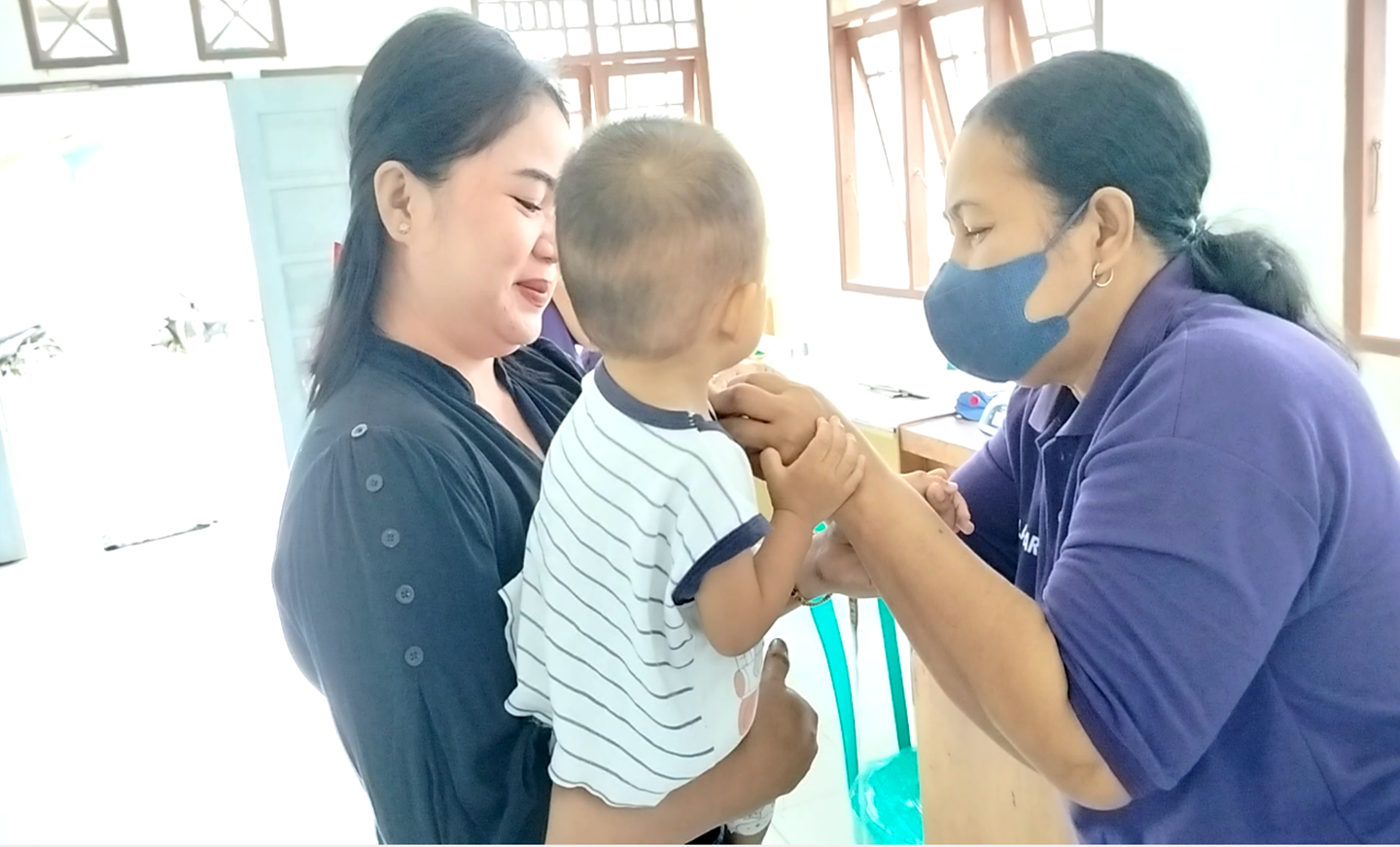 Perawat Puskesmas Gunung Rampa, Ibu Marta Suryani Gun, memberikan pelayanan penimbangan dan imunisasi kepada balita di Posyandu Sukamaju 3 Tondoh.