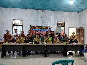 Foto Narasumber: Perwakilan Kecamatan, Kasi PEM-P Ramli, saat memberikan penjelasan kepada masyarakat terkait dasar pengurangan jumlah penerima BLT dan kriteria penerima bantuan.