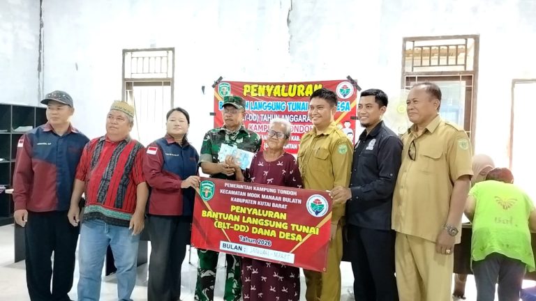 Foto Aktivitas: Penyaluran Bantuan Langsung Tunai (BLT) Dana Desa triwulan I Tahun 2026 kepada masyarakat Kampung Tondoh yang berlangsung secara tertib dan terbuka di balai kampung.