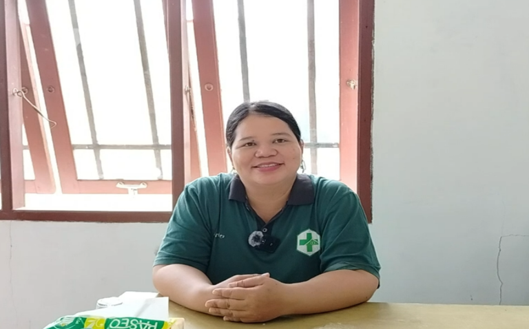 Ibu Marta Suryani Gun, perawat, aktif melayani kesehatan balita dalam kegiatan rutin Posyandu Tondoh. Rekomendasi pal
