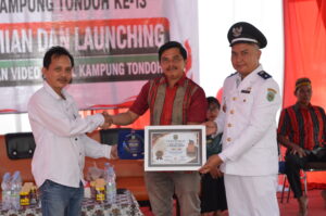 Keterangan Foto: Serah terima plakat dan piagam peresmian Website serta Video Profil Kampung Tondoh. Dari kiri, Petinggi Kampung Tondoh Rendi Saputra, S.Pd.; Camat Mook Manaar Bulatn Pit Anugerah Arruan Pasilong; dan Pimpinan Umum Trackperistiwa.com sekaligus Direktur PT Insan Perkasa Group Hertin Armansyah, Senin (17/08/2026). (Dok. Pemerintah Kampung Tondoh)
