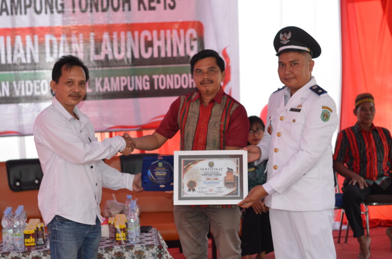 Keterangan Foto: Serah terima plakat dan piagam peresmian Website serta Video Profil Kampung Tondoh. Dari kiri, Petinggi Kampung Tondoh Rendi Saputra, S.Pd.; Camat Mook Manaar Bulatn Pit Anugerah Arruan Pasilong; dan Pimpinan Umum Trackperistiwa.com sekaligus Direktur PT Insan Perkasa Group Hertin Armansyah, Senin (17/08/2026). (Dok. Pemerintah Kampung Tondoh)